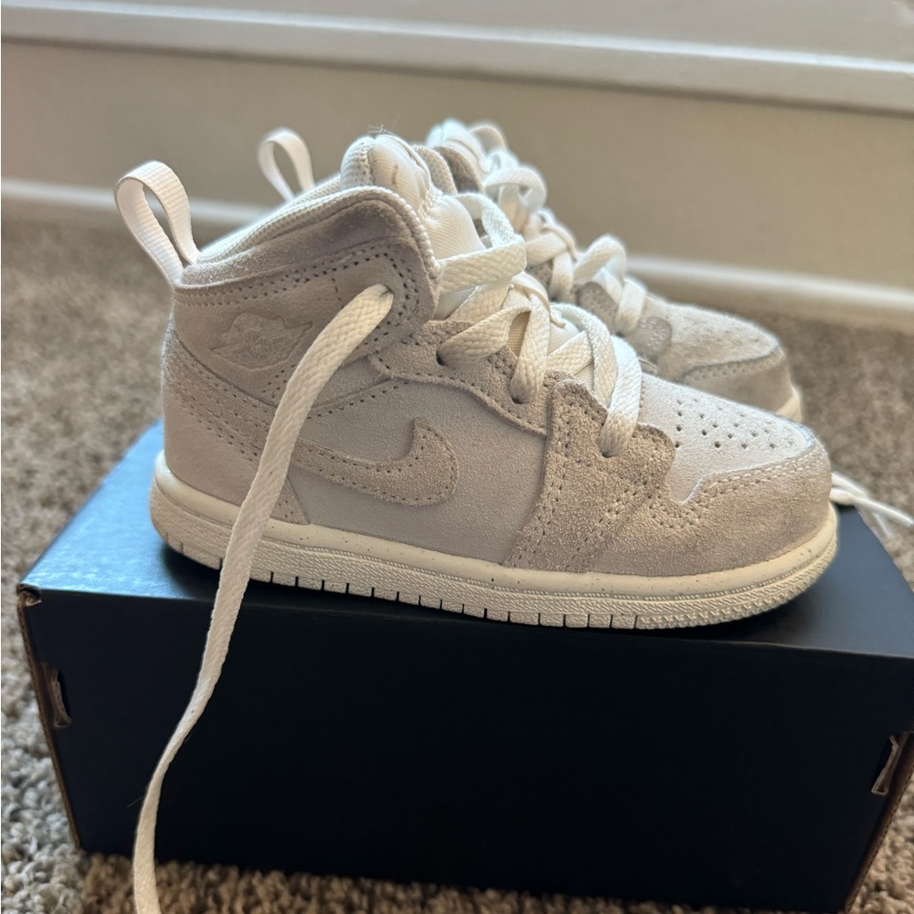 Jordan Kids Sneakers in Light Gray and White